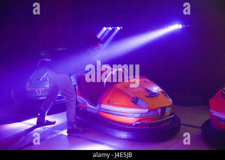 Southwark, Londres, Royaume-Uni. 12 mai 2017. Dur, très lente Dodgems de votre esprit, le premier artiste conçu auto tamponneuse arena. Crédit : Matthieu Chattle/Alamy Live News Banque D'Images