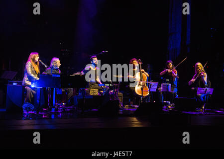 Milan, Italie. Le 11 mai, 2017. Le chanteur-compositeur gallois JUDITH OWEN il se produit sur la scène du Teatro degli Arcimboldi ouvrant le show de Bryan Ferry Crédit : Rodolfo Sassano/Alamy Live News Banque D'Images