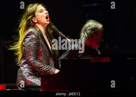 Milan, Italie. Le 11 mai, 2017. Le chanteur-compositeur gallois JUDITH OWEN il se produit sur la scène du Teatro degli Arcimboldi ouvrant le show de Bryan Ferry Crédit : Rodolfo Sassano/Alamy Live News Banque D'Images