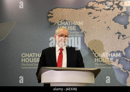 Chatham House, Londres, Royaume-Uni. 12 mai, 2017. Jeremy Corbyn, chef du parti travailliste, donne un discours sur sa politique étrangère et de défense au Chatham House think-tank, pendant la campagne électorale britannique 2017. Credit : Dominic Dudley/Alamy Live News Banque D'Images