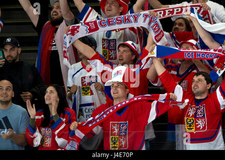 Paris, France. 12 mai, 2017. Le Championnat du Monde de Hockey sur Glace République tchèque match contre la Slovénie, à Paris, France, le 12 mai 2017. République tchèque fans. Credit : Michal Kamaryt/CTK Photo/Alamy Live News Banque D'Images