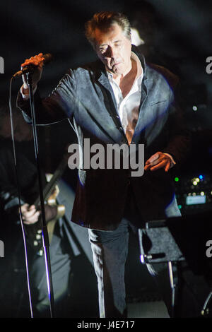 Milan Italie. 11 mai 2017. La chanteuse britannique BRYAN FERRY effectue sur scène au Teatro degli Arcimboldi durant la tournée mondiale '2017' Credit : Rodolfo Sassano/Alamy Live News Banque D'Images