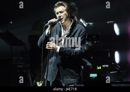 Milan Italie. 11 mai 2017. La chanteuse britannique BRYAN FERRY effectue sur scène au Teatro degli Arcimboldi durant la tournée mondiale '2017' Credit : Rodolfo Sassano/Alamy Live News Banque D'Images