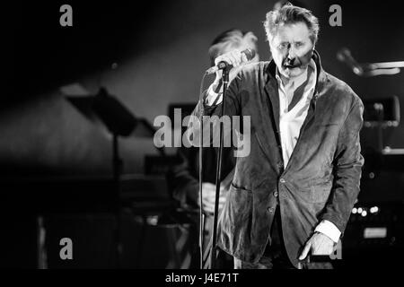 Milan Italie. 11 mai 2017. La chanteuse britannique BRYAN FERRY effectue sur scène au Teatro degli Arcimboldi durant la tournée mondiale '2017' Credit : Rodolfo Sassano/Alamy Live News Banque D'Images