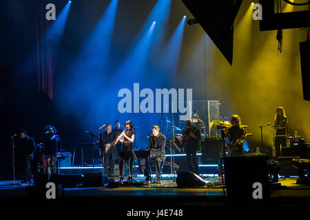 Milan Italie. 11 mai 2017. La chanteuse britannique BRYAN FERRY effectue sur scène au Teatro degli Arcimboldi durant la tournée mondiale '2017' Credit : Rodolfo Sassano/Alamy Live News Banque D'Images