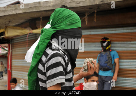 Srinagar, au Cachemire. 12 mai, 2017. Un manifestant masqué par le Pakistan Drapeau, transportant des pierres. Credit : Arbaz Mughal/Alamy Live News Banque D'Images