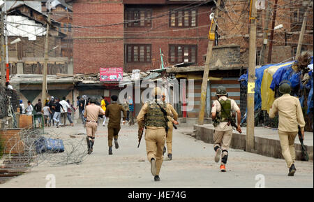 Srinagar, au Cachemire. 12 mai, 2017. La police à la poursuite des manifestants qui ont lancé des pierres en direction de leur faire crédit : Arbaz Mughal/Alamy Live News Banque D'Images