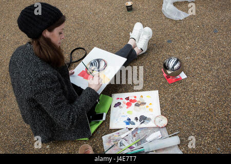 Londres, Royaume-Uni. 12 mai 2017. Artiste Saskia van Geest est assis sur le plancher. Vieux Marché de Spitalfields's official charity - Coeurs en harmonie, a accueilli l'événement de toute une journée de "l'Art Bat'. Les artistes se sont réunis et ont créé des œuvres devant un auditoire, en compétition pour le "Prix de l'Art Bat'. L'organisme de bienfaisance coeurs en harmonie est la collecte de fonds pour aider à lutter contre les maladies du coeur à travers l'art et de manifestations musicales, et tous les fonds recueillis seront remis à la maladie de coeur dans les hôpitaux et à la recherche. Photo : Images éclatantes/Alamy Live News Banque D'Images