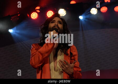 Vienne, Autriche. 12 mai 2017.ouverture de la "Wiener Festwochen" 2017 sur la place de l'hôtel de ville de Vienne Wiener Rathausplatz. Les photos montrent Conchita Wurst. Credit: Franz PERC / Alamy Live News Banque D'Images