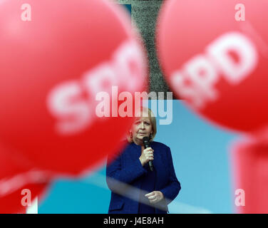 Duisburg, Allemagne. 13 mai, 2017. Le gouverneur de l'État allemand de Nordrhein-Westfalen et les Sociaux-démocrates (SPD), Mme Hannelore Kraft candidat participe à la dernière campagne SPD Rassemblement pour la Rhénanie du Nord-Westphalie élections de l'état à Duisburg, Allemagne, le 12 mai 2017. (Xinhua/Luo Huanhuan) Credit : Xinhua/Alamy Live News Banque D'Images