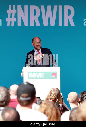 Duisburg, Allemagne. 13 mai, 2017. Martin Schulz, dirigeant du parti social-démocrate allemand (SPD), parle aux supporters lors de la dernière campagne SPD Rassemblement pour la Rhénanie du Nord-Westphalie élections de l'état à Duisburg, Allemagne, le 12 mai 2017. (Xinhua/Luo Huanhuan) Credit : Xinhua/Alamy Live News Banque D'Images