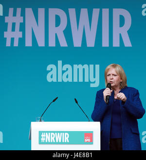 Duisburg, Allemagne. 13 mai, 2017. Le gouverneur de l'État allemand de Nordrhein-Westfalen et les Sociaux-démocrates (SPD), Mme Hannelore Kraft candidat parle aux supporters lors de la dernière campagne SPD Rassemblement pour la Rhénanie du Nord-Westphalie élections de l'état à Duisburg, Allemagne, le 12 mai 2017. (Xinhua/Luo Huanhuan) Credit : Xinhua/Alamy Live News Banque D'Images