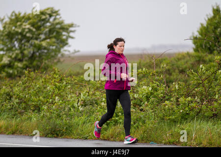 Southport, Merseyside, Royaume-Uni. UK Weather.13 Mai, 2017. Week-end avec lavage des flambées de pluie dans la station. Tôt le matin, les joggeurs et les cyclistes le renfort des conditions humides pour maintenir leur régime d'exercice. /AlamyLiveNews MediaWorldImages ; crédit. Banque D'Images