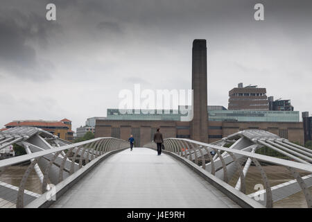 Ville de London, UK. Le 13 mai 2017. Météo France : Alternance de sorts avec de la bruine sur Millenium bridge pour samedi matin les marcheurs et coureurs Crédit : WansfordPhoto/Alamy Live News Banque D'Images