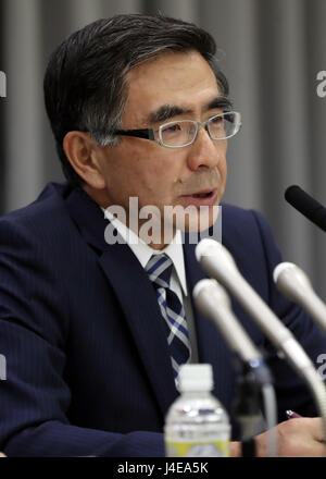 Tokyo, Japon. 12 mai, 2017. Petite voiture du Japon bouilloire Suzuki Motor président Toshihiro Suzuki annonce le résultat financier de la société se terminant le 31 mars à Tokyo, le vendredi 12 mai 2017. Bénéfice d'exploitation de la Suzuki a atteint 36,5 pour cent à 266,7 milliards de yens, grâce aux ventes des Indiens. Credit : Yoshio Tsunoda/AFLO/Alamy Live News Banque D'Images