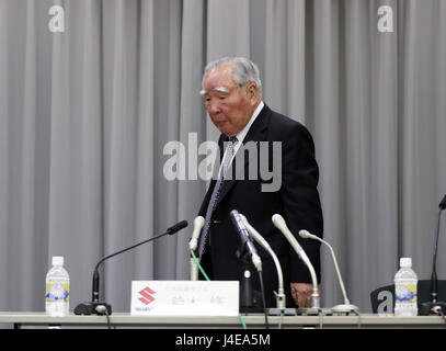 Tokyo, Japon. 12 mai, 2017. Petite voiture du Japon bouilloire Suzuki Motor président Osamu Suzuki annonce le résultat financier de la société se terminant le 31 mars à Tokyo, le vendredi 12 mai 2017. Bénéfice d'exploitation de la Suzuki a atteint 36,5 pour cent à 266,7 milliards de yens, grâce aux ventes des Indiens. Credit : Yoshio Tsunoda/AFLO/Alamy Live News Banque D'Images