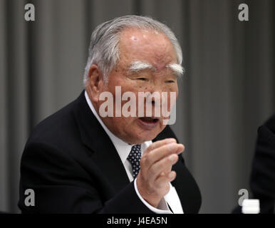 Tokyo, Japon. 12 mai, 2017. Petite voiture du Japon bouilloire Suzuki Motor président Osamu Suzuki annonce le résultat financier de la société se terminant le 31 mars à Tokyo, le vendredi 12 mai 2017. Bénéfice d'exploitation de la Suzuki a atteint 36,5 pour cent à 266,7 milliards de yens, grâce aux ventes des Indiens. Credit : Yoshio Tsunoda/AFLO/Alamy Live News Banque D'Images