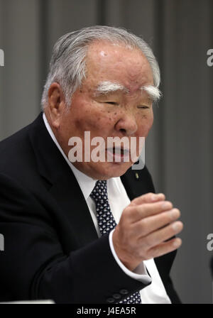 Tokyo, Japon. 12 mai, 2017. Petite voiture du Japon bouilloire Suzuki Motor président Osamu Suzuki annonce le résultat financier de la société se terminant le 31 mars à Tokyo, le vendredi 12 mai 2017. Bénéfice d'exploitation de la Suzuki a atteint 36,5 pour cent à 266,7 milliards de yens, grâce aux ventes des Indiens. Credit : Yoshio Tsunoda/AFLO/Alamy Live News Banque D'Images