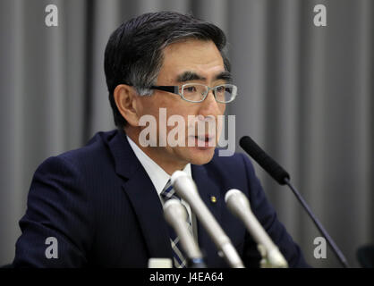 Tokyo, Japon. 12 mai, 2017. Petite voiture du Japon bouilloire Suzuki Motor président Toshihiro Suzuki annonce le résultat financier de la société se terminant le 31 mars à Tokyo, le vendredi 12 mai 2017. Bénéfice d'exploitation de la Suzuki a atteint 36,5 pour cent à 266,7 milliards de yens, grâce aux ventes des Indiens. Credit : Yoshio Tsunoda/AFLO/Alamy Live News Banque D'Images