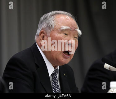 Tokyo, Japon. 12 mai, 2017. Petite voiture du Japon bouilloire Suzuki Motor président Osamu Suzuki annonce le résultat financier de la société se terminant le 31 mars à Tokyo, le vendredi 12 mai 2017. Bénéfice d'exploitation de la Suzuki a atteint 36,5 pour cent à 266,7 milliards de yens, grâce aux ventes des Indiens. Credit : Yoshio Tsunoda/AFLO/Alamy Live News Banque D'Images