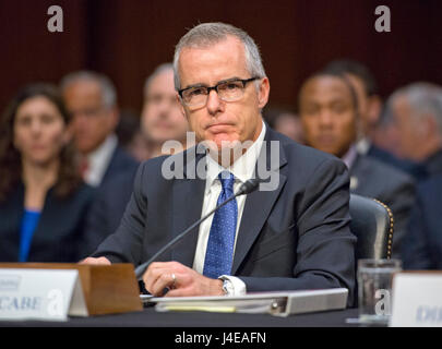 Washington, Us. Le 11 mai, 2017. Directeur par intérim du Federal Bureau of Investigation (FBI) Andrew McCabe témoigne devant le United States Senate Select Committee on Intelligence pour une audition publique intitulée "menaces" dans le monde sur la colline du Capitole à Washington, DC le jeudi 11 mai 2017. Credit : Ron Sachs/CNP (restriction : NO New York ou le New Jersey Journaux ou journaux dans un rayon de 75 km de la ville de New York) - AUCUN FIL SERVICE - Photo : Ron Sachs/CNP/dpa/Alamy Live News Banque D'Images