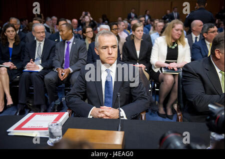 Washington, Us. Le 11 mai, 2017. Directeur par intérim du Federal Bureau of Investigation (FBI) Andrew McCabe arrive à témoigner devant le comité spécial du Sénat sur le renseignement pour une audition publique intitulée "menaces" dans le monde sur la colline du Capitole à Washington, DC le jeudi 11 mai 2017. Credit : Ron Sachs/CNP (restriction : NO New York ou le New Jersey Journaux ou journaux dans un rayon de 75 km de la ville de New York) - AUCUN FIL SERVICE - Photo : Ron Sachs/CNP/dpa/Alamy Live News Banque D'Images