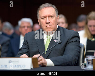 Washington, Us. Le 11 mai, 2017. Michael Pompeo, Directeur de la Central Intelligence Agency (CIA), témoigne lors de l'United States Senate Select Committee on Intelligence intitulée 'audience dans le monde entier des menaces sur la colline du Capitole à Washington, DC le jeudi 11 mai 2017. Credit : Ron Sachs/CNP (restriction : NO New York ou le New Jersey Journaux ou journaux dans un rayon de 75 km de la ville de New York) - AUCUN FIL SERVICE - Photo : Ron Sachs/CNP/dpa/Alamy Live News Banque D'Images