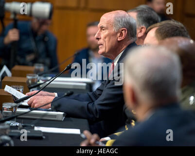 Washington, Us. Le 11 mai, 2017. Daniel R. Coats, directeur du Renseignement National (DNI), témoigne lors de l'United States Senate Select Committee on Intelligence intitulée 'audience dans le monde entier des menaces sur la colline du Capitole à Washington, DC le jeudi 11 mai 2017. Credit : Ron Sachs/CNP (restriction : NO New York ou le New Jersey Journaux ou journaux dans un rayon de 75 km de la ville de New York) - AUCUN FIL SERVICE - Photo : Ron Sachs/CNP/dpa/Alamy Live News Banque D'Images