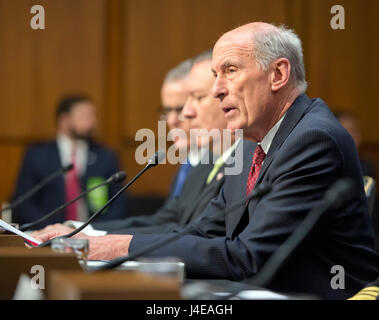 Washington, Us. Le 11 mai, 2017. Daniel R. Coats, directeur du Renseignement National (DNI), témoigne lors de l'United States Senate Select Committee on Intelligence intitulée 'audience dans le monde entier des menaces sur la colline du Capitole à Washington, DC le jeudi 11 mai 2017. Credit : Ron Sachs/CNP (restriction : NO New York ou le New Jersey Journaux ou journaux dans un rayon de 75 km de la ville de New York) - AUCUN FIL SERVICE - Photo : Ron Sachs/CNP/dpa/Alamy Live News Banque D'Images