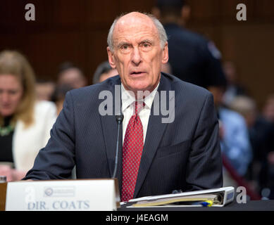 Washington, Us. Le 11 mai, 2017. Daniel R. Coats, directeur du Renseignement National (DNI), témoigne lors de l'United States Senate Select Committee on Intelligence intitulée 'audience dans le monde entier des menaces sur la colline du Capitole à Washington, DC le jeudi 11 mai 2017. Credit : Ron Sachs/CNP (restriction : NO New York ou le New Jersey Journaux ou journaux dans un rayon de 75 km de la ville de New York) - AUCUN FIL SERVICE - Photo : Ron Sachs/CNP/dpa/Alamy Live News Banque D'Images