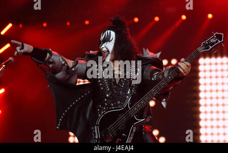 Dortmund, Allemagne. 12 mai, 2017. Le musicien de l'hardrock bande 'Kiss', Gene Simmons, se dresse sur la scène du hall Westfalen à Dortmund, en Allemagne, le 12 mai 2017. Photo : Caroline Seidel/dpa/Alamy Live News Banque D'Images