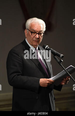 Venise, Italie. 13 mai, 2017. Paolo Baratta, président de la Biennale prend la parole lors de la cérémonie de remise des prix de la 57ème Biennale (La Biennale di Venezia) à Venise (Italie), 13 mai 2017. La 57e Biennale aura lieu à partir du 13 mai jusqu'au 26 novembre 2017. Photo : Felix Hörhager/dpa/Alamy Live News Banque D'Images