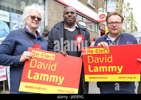 Haringey, Nord de Londres. UK 13 mai 2017. David Lammy MP candidat travailliste pour Tottenham dans l'élection générale du 8 juin de campagne avec les militants du parti travailliste dans .Haringey Crédit : Dinendra Haria/Alamy Live News Banque D'Images