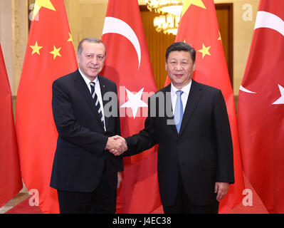 (170513) -- BEIJING, 13 mai 2017 (Xinhua) -- le président chinois Xi Jinping (R) s'entretient avec le Président turc, Recep Tayyip Erdogan, qui est ici pour assister à la ceinture et Road Forum (BRF) pour la coopération internationale, dans le Grand Hall du Peuple à Beijing, capitale de Chine, le 13 mai 2017. (Xinhua/Ju Peng)(lfj) Banque D'Images