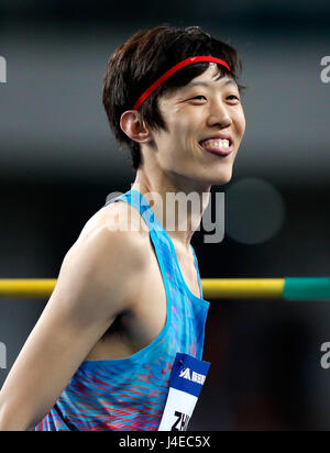 Shanghai, Chine. 13 mai, 2017. Zhang Guowei de Chine réagit lors de la finale du saut en hauteur hommes de 2017 de la Ligue de diamant de l'IAAF à Shanghai, à l'est de la Chine, 13 mai 2017. Credit : Wang Lili/Xinhua/Alamy Live News Banque D'Images