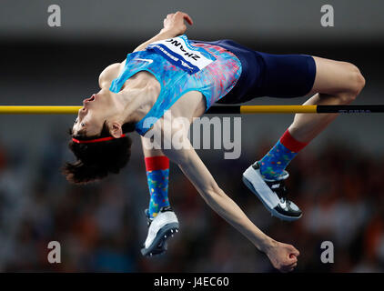 Shanghai, Chine. 13 mai, 2017. Zhang Guowei de la concurrence de la Chine au cours de la finale hommes Saut en hauteur de 2017 IAAF Diamond League à Shanghai, la Chine orientale, le 13 mai, 2017. Credit : Wang Lili/Xinhua/Alamy Live News Banque D'Images