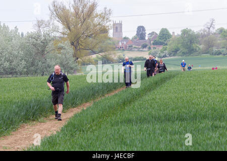 Wellingborough, Northamptonshire, U.K. 13h Mai 2017. La 38ème marche internationale de Waendel. Un peu plus de mi-chemin sur les 42 km à pied. Credit : Keith J Smith./Alamy Live News Banque D'Images