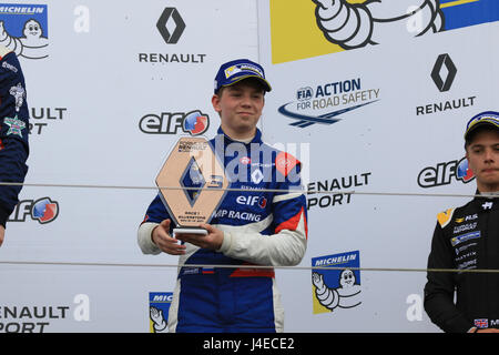 Silverstone, Royaume-Uni. 13 mai, 2017. Robert de Shwartzman R-ace GP sur le podium après avoir obtenu une 3e place : Crédit Paren Raval/Alamy Live News Banque D'Images