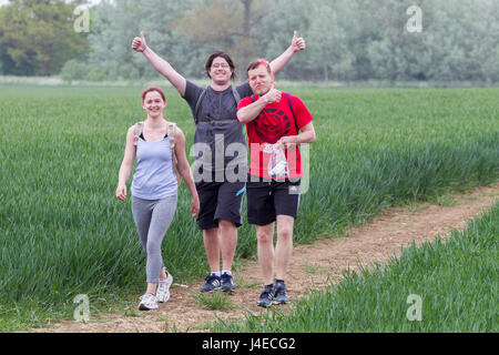 Wellingborough, Northamptonshire, U.K. 13h Mai 2017. La 38ème marche internationale de Waendel. Un peu plus de mi-chemin sur les 42 km à pied. Credit : Keith J Smith./Alamy Live News Banque D'Images