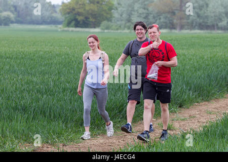 Wellingborough, Northamptonshire, U.K. 13h Mai 2017. La 38ème marche internationale de Waendel. Un peu plus de mi-chemin sur les 42 km à pied. Credit : Keith J Smith./Alamy Live News Banque D'Images