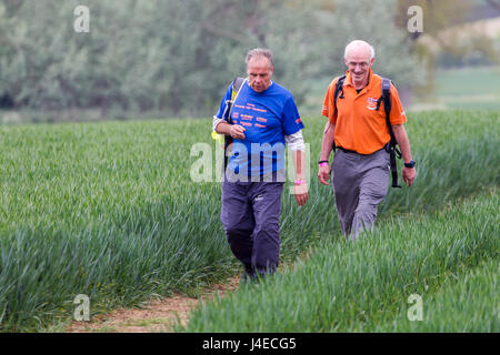 Wellingborough, Northamptonshire, U.K. 13h Mai 2017. La 38ème marche internationale de Waendel. Un peu plus de mi-chemin sur les 42 km à pied. Un participant de l'Ecosse, (T-shirt bleu). Credit : Keith J Smith./Alamy Live News Banque D'Images