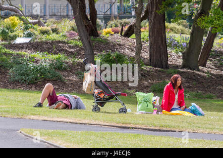 Southport, Merseyside, 13 mai 2017. Météo britannique. Une journée ensoleillée et chaude dans le nord ouest de l'Angleterre que les touristes affluent à la station balnéaire traditionnelle de Southport Merseyside. Hauts de 20 °C et a continué éclaircies vacanciers mettre dehors pour la journée. Credit : Cernan Elias/Alamy Live News Banque D'Images