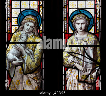 Sainte Agnès et Saint Cecilia vitrail, St Mary and All Saints Church, Holcot, Northamptonshire, England, UK Banque D'Images
