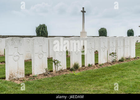 Le cimetière militaire britannique de la colline de Vaulx sur la bataille de la Somme et le nord de la France avec une rangée de soldats néo-zélandais tués dans la guerre Banque D'Images