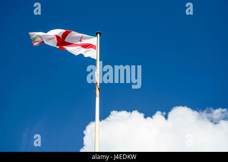 Drapeau de la ville de Londres, une croix rouge sur fond blanc avec épée rouge dans le quart supérieur gauche, battant contre un ciel d'un bleu profond Banque D'Images