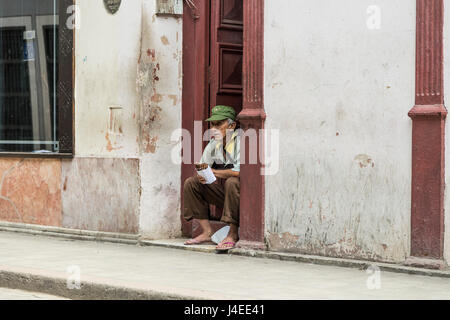 Vieil homme vente de cigares à La Havane, Cuba Banque D'Images