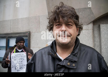 David Shayler ancien agent du service de sécurité de MI5 à l'extérieur cour Old Bailey à Londres, au Royaume-Uni. Banque D'Images