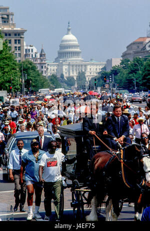 Avec le Capitole en arrière-plan un cheval dessiné funeral hearse porte le cercueil de militant sans-abri et fondateur de la Communauté à la création de la non-violence Mitch Synder comme le cortège funèbre passe Liberté Plaza sur Pennsylvania Avenue NW, Washington DC., Juillet 10th, 1990. Photo par Mark Reinstein Banque D'Images