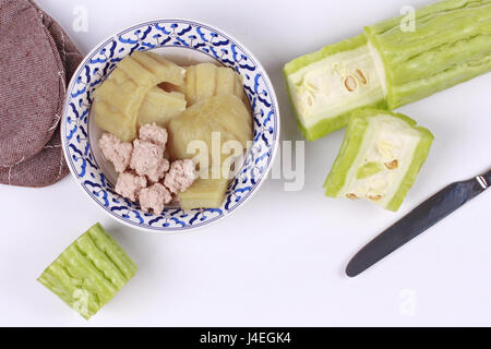 Chinois en streaming amer (Balsum poire) avec boule de viande dans la soupe et Chinois frais courge amère, réduit de moitié. Banque D'Images