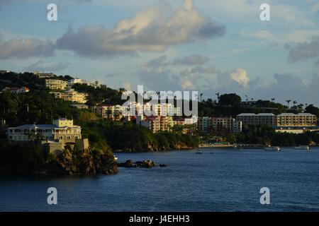 Voir la soirée de bâtiments et hôtels dans Prince Ruperts Cove, Saint Thomas, USVI Banque D'Images